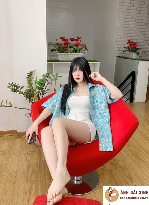 hình hot girl quỳnh alee khoe chân dài quyến rũ